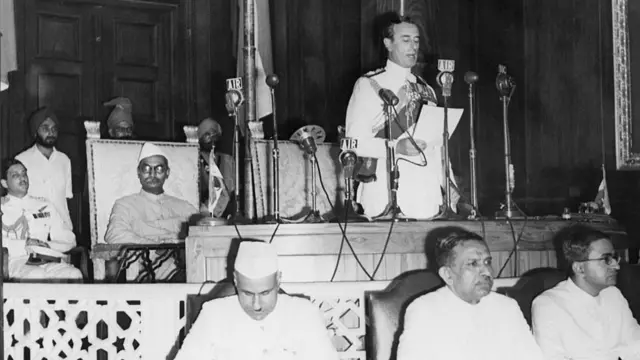 ১৫ই অগাস্ট, ১৯৪৭ ভারতের সংবিধান সভায় ভাষন দিচ্ছেন লর্ড মাউন্টব্যাটেন, পাশে বসে রাজেন্দ্র প্রসাদ