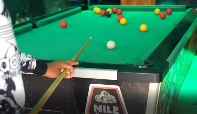 ኣብ ካምፓላ፡ ብርክት ዝበሉ መናእሰይ ፑልን ቢላርዶን ክጻወቱ ይስትውዓል