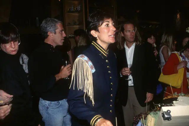 Jeffrey Epstein e Ghislaine Maxwell participam do evento na cidade de Nova York, em 1995