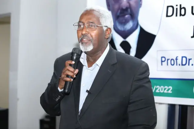 Waxa uu sheegay inay wasaaradda u gudbiyeen cabashadooda oo ay u sheegeen in caalamka dhan laga isticmaalo muddada 3 sano ee jaamacadda oo aanay jirin wax culeys ah.