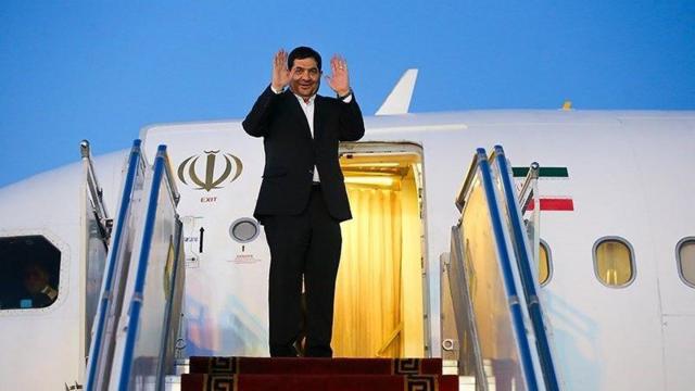 محمد مخبر روی پلکان هواپیما