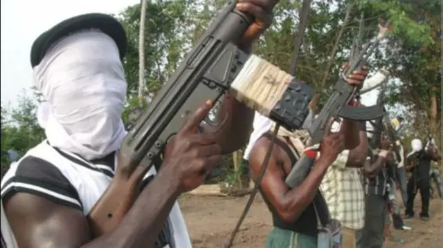 Àwọn ọpọ agbébọn to dá aṣọ bójú na ìbọn wọn sókè. 