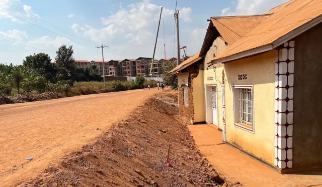 Umuhanda ugana kuri izi nyubako urimo gutunganywa ngo ujyemo kaburimbo 