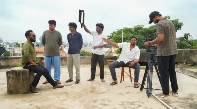 آدتیہ بھاگیل (دائیں سے دوسرا) گاؤں میں شوٹنگ سے پہلے اپنے اداکاروں کے ساتھ ایک سین کی مشق کر رہا ہے
