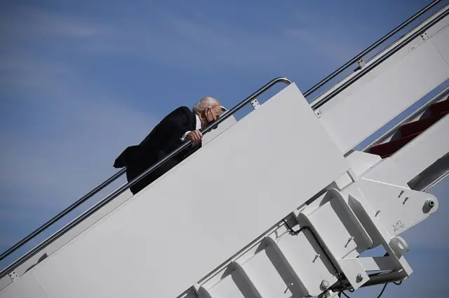 Le président américain Joe Biden trébuche alors qu'il monte à bord d'Air Force One à la base militaire Joint Base Andrews dans le Maryland, le 19 mars 2021. Le président Biden se rend à Atlanta, en Géorgie, pour visiter les Centres pour le contrôle et la prévention des maladies et rencontrer les dirigeants asiatiques américains de Géorgie, à la suite de la fusillade dans un spa d'Atlanta.