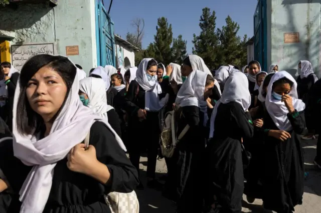 Estudiantes afganas salen tras las clases del instituto Zarghoona, en Kabul, Afganistán en una imagen de 2021. 