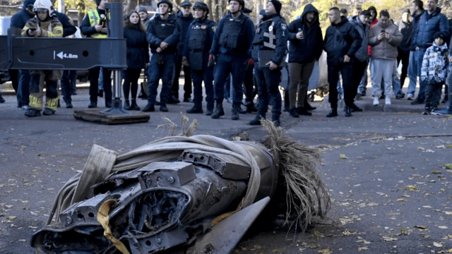 İnsanlar, Kasım 2024'te Kiev'de bir konut binasına çarpan Rus hipersonik füze Zircon'un kalıntılarını inceliyorlar.