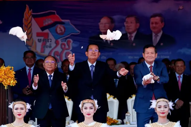 Ông Hun Sen (giữa) và ông Hun Manet (phải) thả chim bồ câu tại Phnom Penh vào tháng 1/2024
