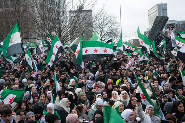 7 Aralık 2025'te Almanya'nın Essen kentinde binlerce Suriyeli, Esad yönetiminin devrilmesinin yıldönümünü kutlamak için sokaklarda toplandı. 