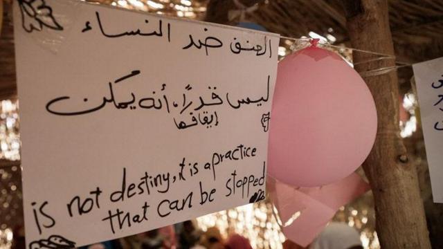 Cartaz em árabe e inglês dizendo 'estupro não é destino, é uma prática que pode ser interrompida'