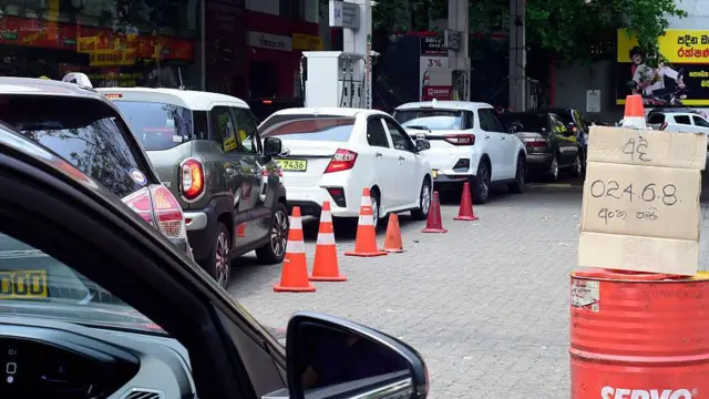 ඉන්ධන පිරවුම්හලක් අසල පෝලිමේ නවතා ඇති වාහන