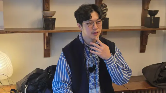 식품기업 팀장이자 패션 인플루언서인 지승렬 씨가 BBC 취재진과 이야기를 나누고 있다.