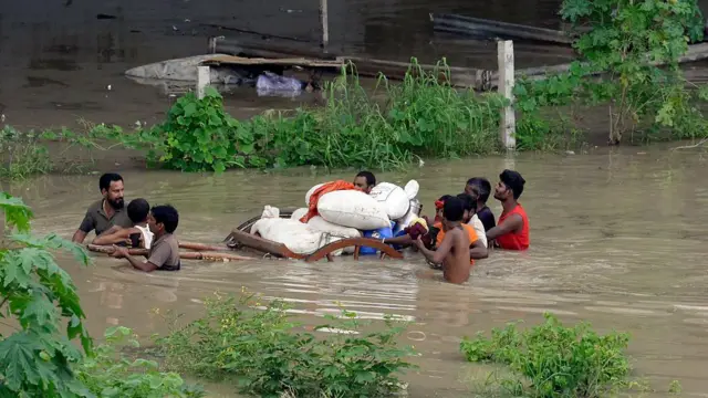 సామాన్లు తీసుకువెళుతున్న ప్రజలు 