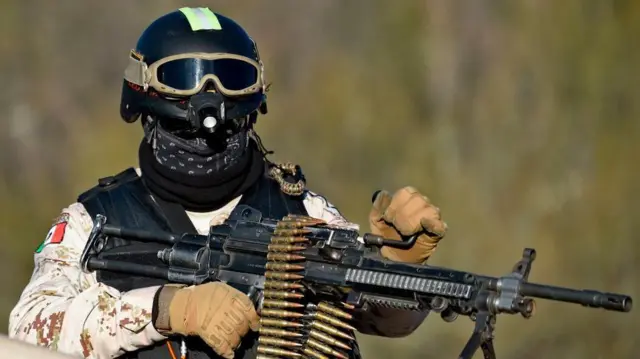 Un guardia nacional de México con el rostro tapado y un ametralladora.
(FOTO: ALFREDO ESTRELLA/AFP via Getty Images)