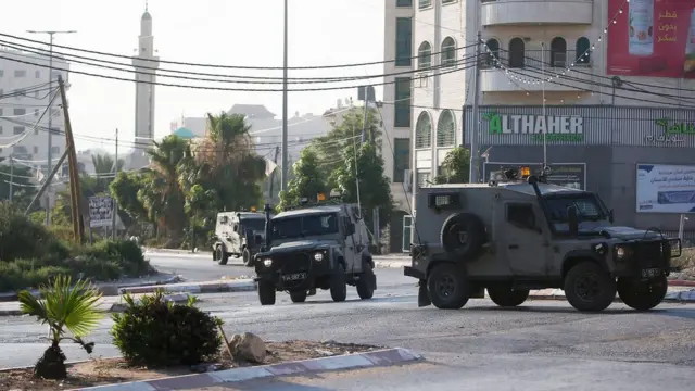 Dois veículos blindados na rua