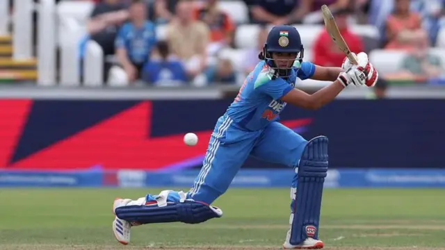 શેફાલી વર્મા કોણ છે, શેફાલી વર્માની ક્રિકેટની સફર, ભારત અને દક્ષિણ આફ્રિકા મહિલા ક્રિકેટ ફાઇનલ, નવી મુંબઈ ડીવાય પાટીલ સ્ટેડિયમ, બીબીસી ગુજરાતી સ્પોર્ટ્સ સમાચાર