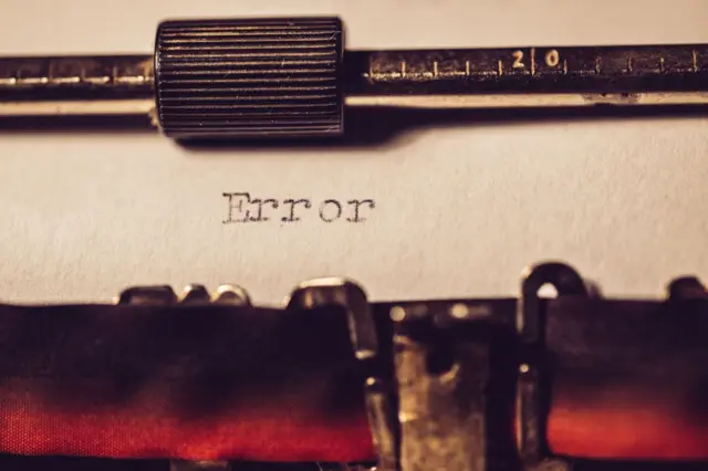La palabra 'Error' escrita en una página que está en una máquina de escribir