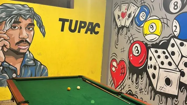 मोहम्मद के कैफ़े की दीवारों पर बने चित्र