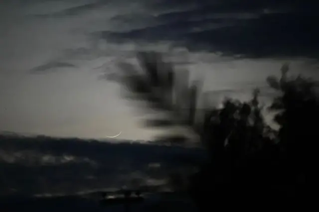 د هند، پاکستان او بنګله دېش په ګډون د سویلي اسیا په ځینو برخو کې پر چهارشنبه د روژې میاشتې سپوږمۍ لیدلو اعلان شوی.