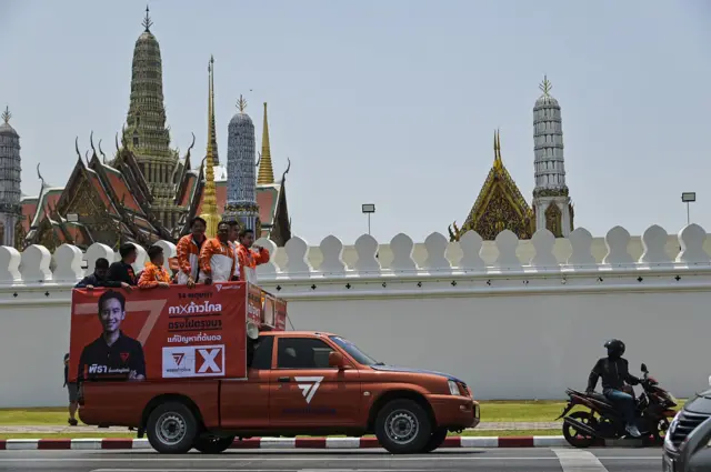 รถแห่หาเสียงของพรรคก้าวไกลมีภาพหัวหน้าพรรค ซึ่งในช่องหมายเลขผู้สมัคร มีการถมกากบาทเต็มช่อง