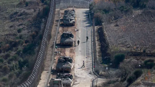 Tanques del ejército de Israel avanzan por la zona desmilitarizada de los Altos del Golán