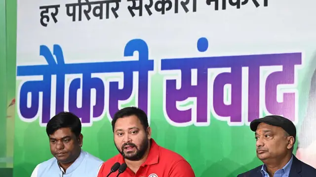 पटना में हर घर नौकरी को लेकर एक प्रेस कांफ्रेंस को संबोधित करते तेजस्वी यादव
