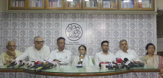 মঙ্গলবার সাংবাদিকদের মুখোমুখি মমতা ব্যানার্জী ও দলের অন্যান্যরা 