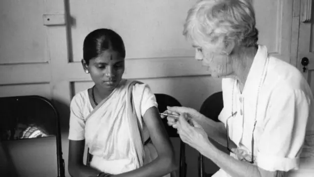 लिलियन कार्टर मुंबई की गोदरेज कॉलोनी में मरीज़ों की सेवा करती थीं