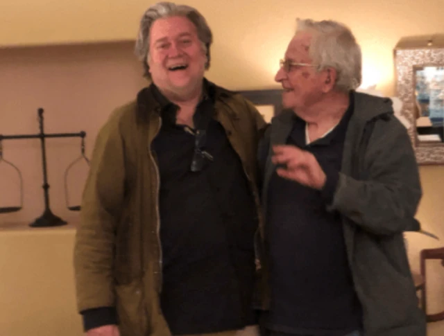 Registro entre encontro de Noam Chomsky e Steve Bannon aparece em novos arquivos divulgados pelo governo americano no caso Epstein