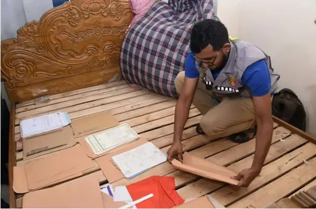 জাল সনদ বের করছেন পুলিশের একজন সদস্য
