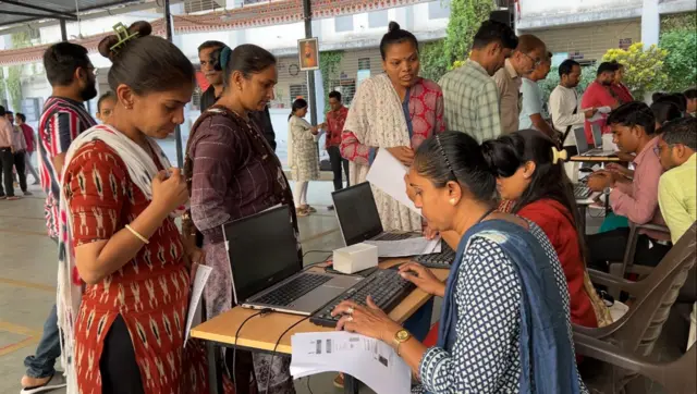 બાળકોના પ્રવેશ માટે ફોર્મ ભરીને નોંધણી કરાવતાં વાલીઓ 