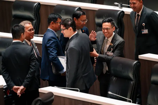 กรวีร์ ปริศนานันทกุล ว่าที่ประธานวิปรัฐบาล จากพรรค ภท. พูดคุยกับรังสิมันต์ โรม หลังอภิปรายเสร็จ