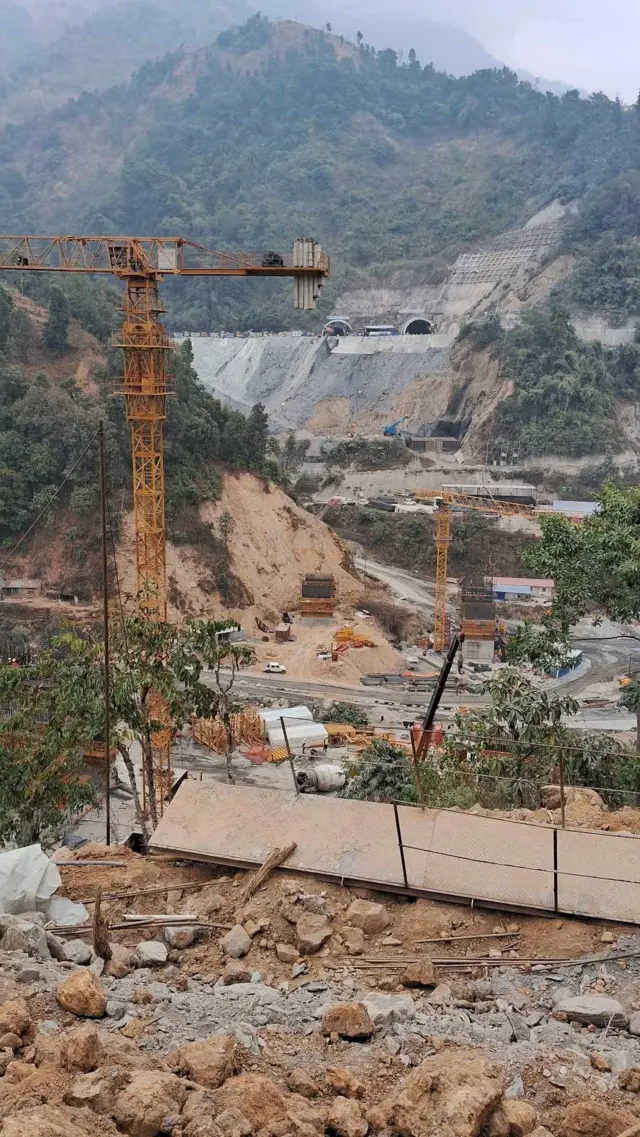 निर्माणाधिन पुल