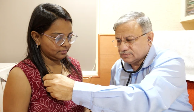 ડૉ. અનિલ ખત્રી કિંજલને તપાસતા 