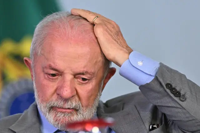 O presidente do Brasil, Luiz Inacio Lula da Silva, toca a cabeça durante a assinatura de proposta de PEC em Brasília, no dia 23 de abril de 2025
