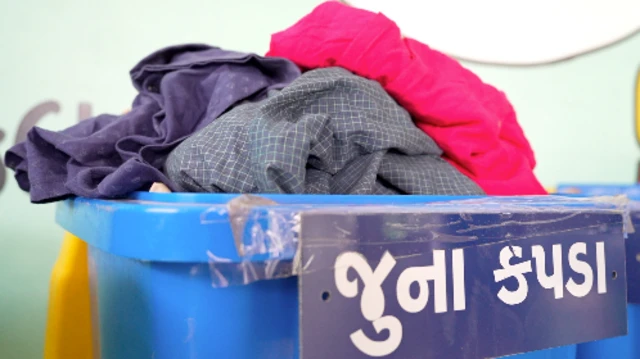 આરઆરઆર સેન્ટર પર માહિતી લેતા અને રજીસ્ટેશનમ કરવાતી મહિલાઓ
થેલી સીવડવવા આવેલી મહિલાઓ થેલી સીવતા પારુલ બહેન સાથે વાત કરી રહ્યા છે. માય થેલી યાદોની થેલી અમદાવાદ બીબીસી ગુજરાતી જૂના કપડાં પ્લાસ્ટિકનું પ્રદુષણ પ્રદૂષણ