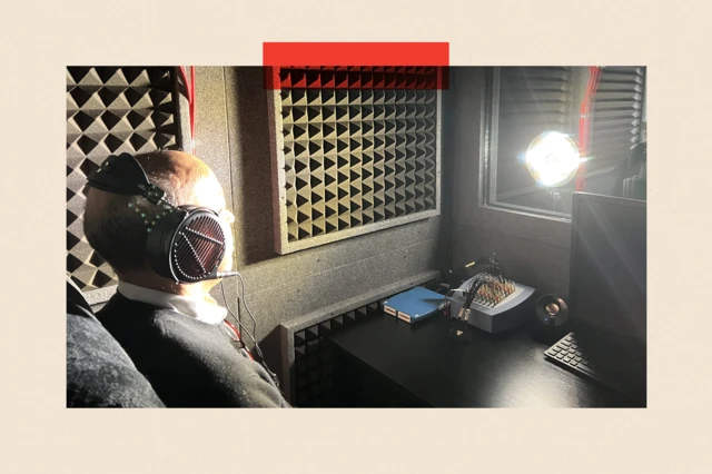 Pallab assis dans la cabine insonorisée de la « Dreamachine », les yeux fermés et portant un casque, avec une lumière stroboscopique dirigée vers lui.