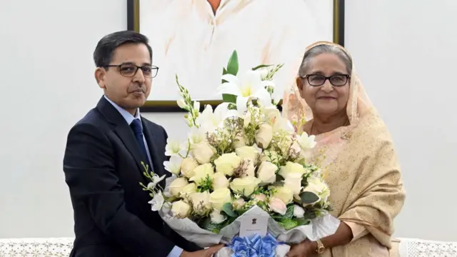 ঢাকায় ভারতীয় হাইকমিশনার প্রণয় ভার্মা প্রধানমন্ত্রী শেখ হাসিনাকে অভিনন্দন জানাচ্ছেন 