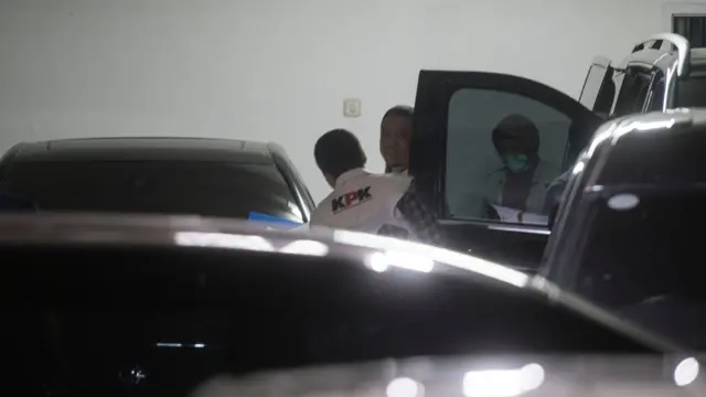 Penyidik Komisi Pemberantasan Korupsi (KPK) melakukan pengeledahan di rumah dinas Menteri Pertanian Syahrul Yasin Limpo di perumahan Widya Chandra, Jakarta, Kamis (28/9/2023). Pengeledahan tersebut terkait kasus dugaan korupsi di Kementerian Pertanian.