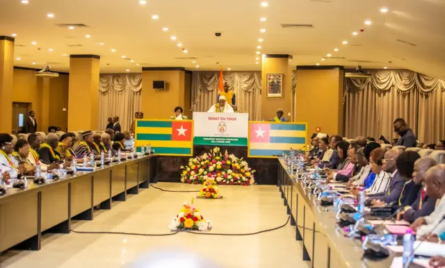 Les Sénateurs lors de leur première session ordinaire