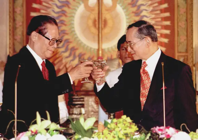 เมื่อวันที่ 2 ก.ย. 2542 เจียง เจ๋อหมิน ประธานาธิบดีจีนในขณะนั้นได้เดินทางมาเยือนประเทศไทยอย่างเป็นทางการในฐานะ พระราชอาคันตุกะของพระบาทสมเด็จพระบรมชนกาธิเบศร มหาภูมิพลอดุลยเดชมหาราช บรมนาถบพิตร โดยในหลวง รัชกาลที่ 9 และสมเด็จพระนางเจ้าสิริกิติ์ พระบรมราชินีนาถ พระบรมราชชนนีพันปีหลวงพระราชทานพระบรมราชวโรกาสให้นายเจียง เจ๋อหมิน กับภริยาเข้าเฝ้า ณ พระบรมมหาราชวัง