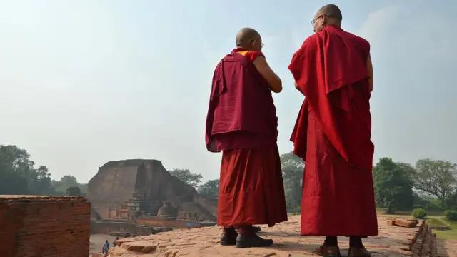 ආසියාව පුරා ශිෂ්‍ය ශිෂ්‍යාවන් දස දහසක් නාලන්දාවට පැමිණියේ එවකට ගෞරවාදරයට පාත්‍ර වී සිටි විද්වතුන්ගෙන් බෞද්ධ මූලධර්ම ඉගෙන ගැනීමට ය.