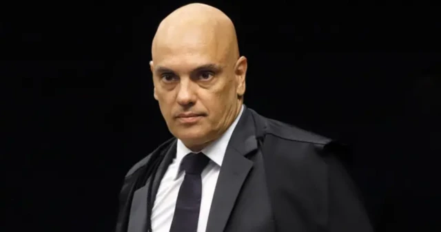 Imagem de Alexandre de Moraes usando toga em um fundo preto