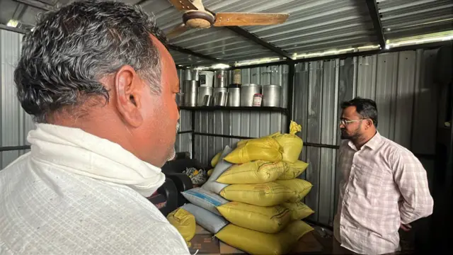 जनार्धन वजीर बाहेरगावी गेले असताना मुलानं जीवनयात्रा संपवली.