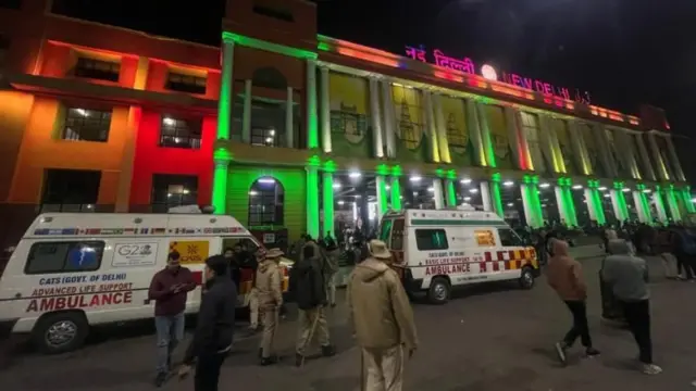 नवी दिल्ली रेल्वे स्थानकाबाहेरचा फोटो