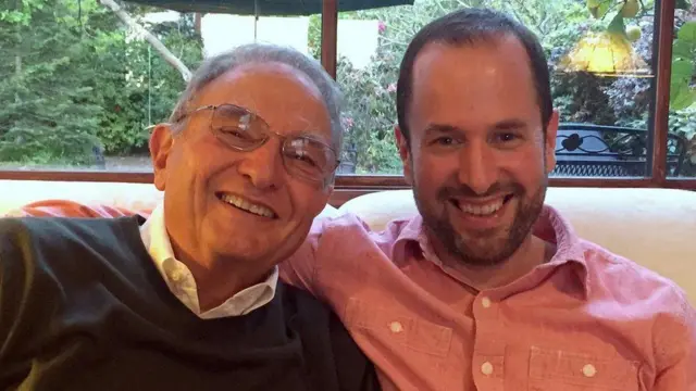 తన తండ్రితో జేమ్స్ ఫోటో 