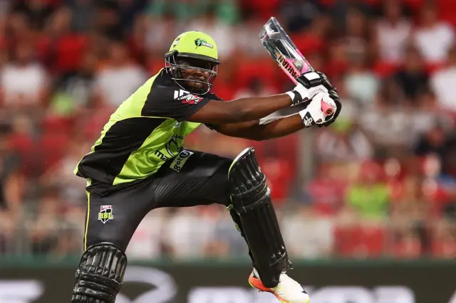 آندرے رسل نے 2016 کے بی بی ایل میں بلیک بیٹ کا استعمال کیا تھا لیکن متنازع ہونے کے سبب اس پر پابندی لگا دی گئی