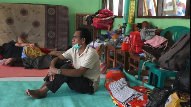 Gunung Lewotobi Laki-Laki Di NTT: Warga Hampir Sebulan Mengungsi Akibat ...