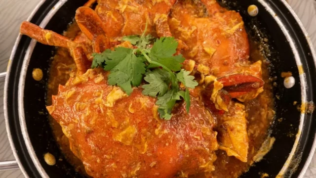 Cua sốt ớt, hoặc cua biển nấu với nước sốt cà chua và ớt mặn cùng với trứng, là một món ăn mang tính biểu tượng ở Singapore