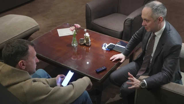 Alexander Gabuev conversando con el corresponsal de la BBC Svyatoslav Khomenko.